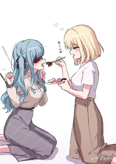 画面呈现了一对原创二次元少女的亲密互动：蓝发少女被黑色眼罩蒙住双眼，双手被银色锁链铐在身后，跪坐在地上，面露紧张又带着期待的神情，张嘴准备吃下食物；金发少女则面带羞涩的笑意，手持叉子和餐盘，温柔地投喂蓝发少女。图中的日文拟声词和语气词（「あ～ん❤」「ガチャッ」）烘托出带有占有欲的甜蜜百合氛围，没有双关或谐音梗。