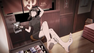 一幅动漫风格插画，描绘了一位身穿黑色连衣裙的少女坐在日式咖啡馆的凳子上。她留着黑色短发，戴着黑色手套，一手扶额，一手拿着标有"RE:MASTER"字样的DVD盒，表情自信而略带挑衅。背景中可以看到木质隔断、自动贩卖机和写有"入禁止"的日式门帘，营造出复古而神秘的氛围。