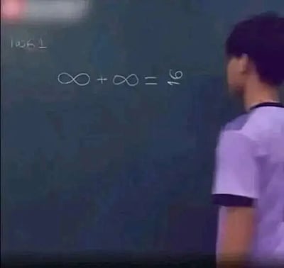这是一张视频截图，画面主体是一块深色黑板，黑板左上角有模糊的白色文字“1956上”，黑板中间写着一个充满脑洞的等式“∞+∞=16”。这个等式的趣味逻辑在于将无限符号“∞”横向翻转后看作数字“8”，这样8+8=16，是利用视觉错觉制造的趣味梗。画面右侧有一位穿着浅紫色带黑色镶边校服的学生，背对着镜头，似乎正看向黑板上的等式。整体画面营造出一种校园里的趣味脑洞场景，充满搞笑效果。