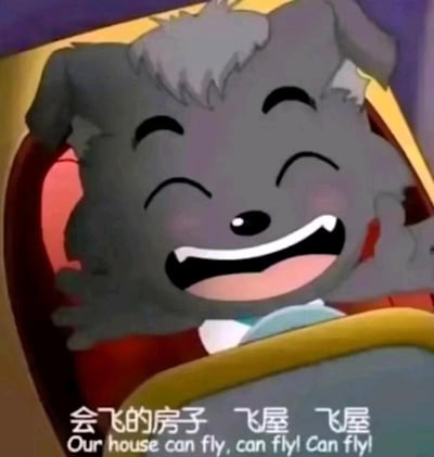 这是动画《喜羊羊与灰太狼》的截图，图中的灰太狼眼睛弯成月牙，咧嘴露出尖牙大笑，手贴在脸旁，满脸兴奋。画面下方配有中文字幕“会飞的房子 飞屋 飞屋”和对应的英文翻译“Our house can fly, can fly! Can fly!”，生动表现出灰太狼因为自己的房子能飞而极度开心、兴奋的状态，没有双关或谐音梗，常被用作表达对新奇事物的期待与兴奋的表情包。