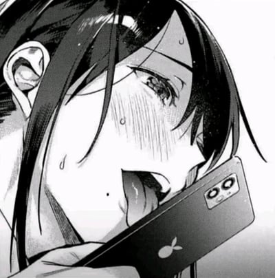 这是一张黑白漫画特写截图，画面聚焦于一位黑发少女的侧脸：她满脸泪痕，脸颊挂着汗珠，大张嘴巴，情绪处于极度崩溃的状态，手中握着一部带有双摄像头的智能手机，似乎正在通话中，强烈的悲伤、慌乱情绪通过漫画的线条被放大传递。