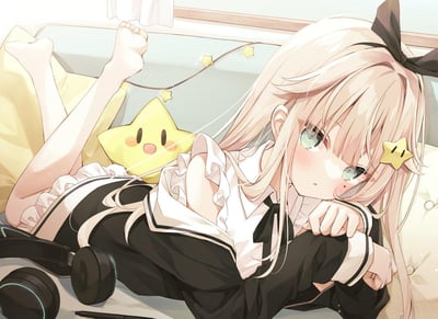 一幅动漫风格插画，描绘了一位金发少女惬意地躺在床上的场景。她有着及腰的金色长发，头上戴着黑色蝴蝶结，绿色的眼眸带着一丝慵懒，脸颊泛着淡淡的红晕。少女穿着黑白相间的女仆风格连衣裙，裙摆有着可爱的荷叶边设计。她的双腿微微抬起，一只手撑着头，姿态放松自然。背景中可以看到黄色的星星形状抱枕和挂在窗边的星星串灯，营造出温馨治愈的氛围。床头还放着一副黑色的头戴式耳机，暗示着少女可能刚听完音乐或准备享受音乐时光。整个画面色调柔和，充满了日系动漫的甜美风格。