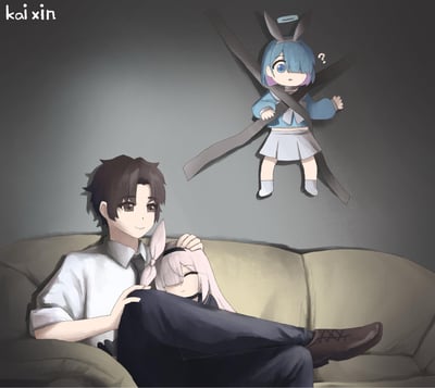 画面中，一名黑发男子身着白衬衫与领带，闲适地坐在米色沙发上，左手轻搭在腿上一位粉发兔耳少女的头顶，少女双眼微闭，安详地依偎在他怀中。男子面带温和微笑，氛围宁静温馨。而在他们上方，一名蓝发兔耳少女（头戴光环）被灰色丝带交叉捆绑，身体悬空，头顶浮现问号，眼神中充满困惑与不解。背景为渐变灰色调，左上角有“kai xin”字样签名。