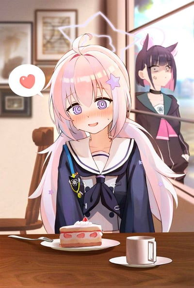 插画中描绘了两个动漫风格的少女在咖啡厅的场景。前景是一位有着粉白色长发、紫色眼睛的少女，她穿着深蓝色水手服，头发上别着一颗紫色星星发饰，正害羞地红着脸看向桌上的草莓蛋糕，旁边有一个带着红色爱心的对话气泡。背景中站着另一位有着深紫色头发、猫耳造型的少女，她穿着深色外套，表情略带不满或不屑，正侧身望向窗外。桌上摆放着一块草莓蛋糕和一杯咖啡，整体氛围温馨中带着一丝微妙的互动感。