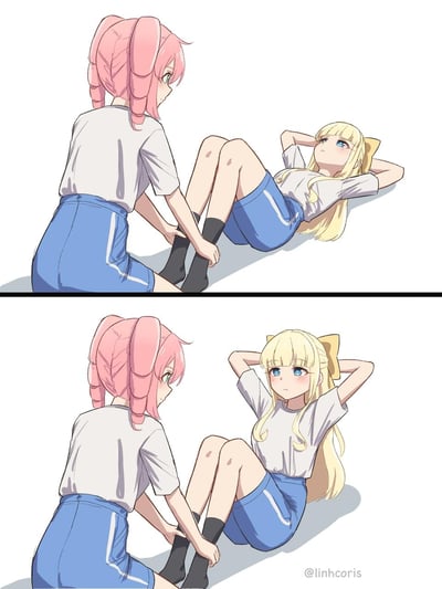 上下两格的连环漫画，展现了两位穿着校园制服的少女互动场景。上格中，粉发双马尾少女跪坐地面，轻握着仰卧少女的脚踝；金发蝴蝶结少女双手枕于脑后，身体微微抬起。下格中，金发少女已坐起上身，保持双手枕头的姿势，粉发少女仍维持跪姿握脚踝的动作，两人目光对视，氛围轻松自然。