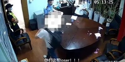 这是一段室内监控的视频截图，画面顶部的时间水印显示为“-19-2024 星期日 05:13:25”，场景是一个摆放着深色大圆桌的房间，桌上散落着纸巾、纸杯等杂物。画面前景有一名头部被马赛克处理、背着黑色背包的男子，他做出挥动手臂的动作，情绪十分激动，画面底部配有白色字幕“你们这帮loser！！！”。房间内还有三名人员，其中两位身着蓝黑色警务制服，一位穿着白色衬衫，他们都将目光投向该情绪激动的男子，似乎在现场处理相关突发情况。