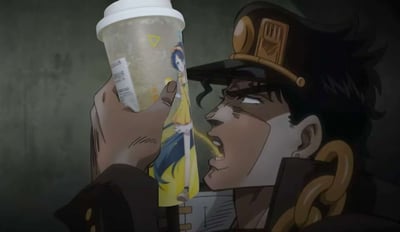 这张梗图将JOJO的奇妙冒险中的经典角色与现代奶茶文化融合，角色以JOJO特有的夸张姿势拿着一杯贴有二次元美少女形象的饮料杯，形成次元冲突的幽默效果。此类图片常被用来表现ACG爱好者生活化、戏谑的场景，带有明显恶搞与趣味色彩。