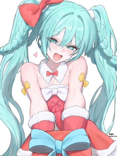 这是一幅虚拟歌手初音未来的圣诞主题同人插画，初音未来有着标志性的薄荷绿双马尾，部分发丝编成麻花辫，头顶系着大红色蝴蝶结，身穿带有白色毛绒边的圣诞露肩服饰，手臂点缀黄色蝴蝶结。她双手搭在带有浅蓝色大蝴蝶结的礼物盒上，脸颊泛起红晕，眼睛弯成月牙状，张开嘴巴露出元气满满的开心笑容，脸颊旁还有粉色爱心，整体画面甜美可爱，充满圣诞的温馨欢快氛围。