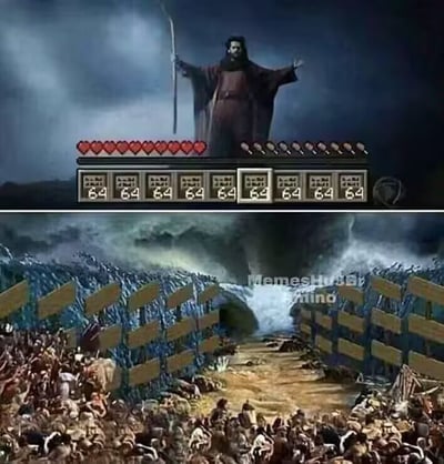 该图为上下拼接的玩梗合成图，上半部分取材于圣经中摩西的经典形象，上方叠加了沙盒游戏《我的世界》的玩家界面UI：显示10颗满生命值红心、9格快捷栏全为命名牌道具、物品栏9格也全部是堆叠数达上限64的命名牌；下半部分是摩西分开红海的经典名场面，原本被分开的海水位置布满了密密麻麻的命名牌道具，玩《我的世界》中“给生物使用命名牌后该生物不会被系统刷新消失”的机制，调侃玩家把整片海里的所有生物都用命名牌改名，相当于清空了海水开出一条通路，对应摩西分红海的典故，脑洞十足非常有趣。