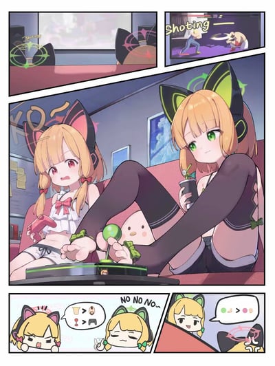 这是一幅多格漫画，描绘了两个猫耳少女正在进行游戏对决的场景。上左图显示游戏瞄准界面，上右图显示游戏角色战斗画面，中间大图是两个少女坐在沙发上用脚和手操作游戏控制器，红发少女表情慌张，绿眼少女则得意地喝着饮料。下方小图展示了她们的对话和反应，红发少女说着"NO NO NO~"，最后一图显示绿眼少女的胜利表情。