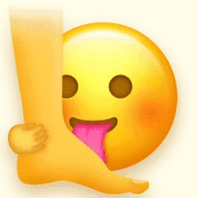 这是一张经过P图改编的搞怪合成表情包，创作者将苹果系统的小黄脸emoji与肢体素材拼接在一起，小黄脸吐出粉色长舌头，做出舔舐这条腿的动作，通过视觉错位制造出荒诞滑稽的效果，整体风格戏谑搞笑，适合用来玩梗、调侃，传递搞怪的情绪。