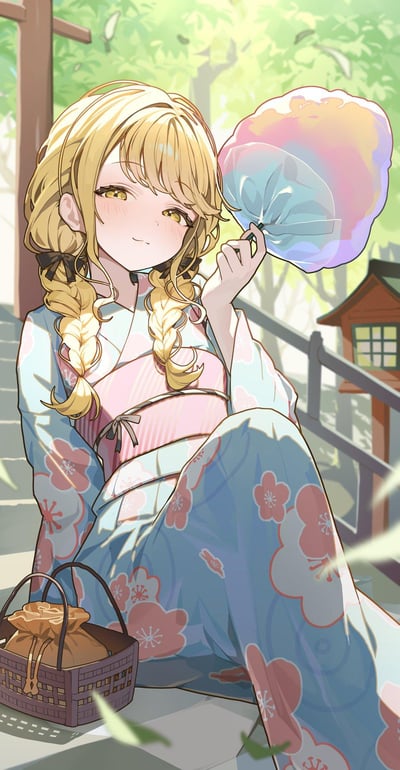 画面中是一位金发双马尾的可爱少女，身着蓝底粉花和服，正坐在神社的石阶上。她左手拿着一大朵色彩梦幻的棉花糖，脸上带着温柔的微笑，眼神中透着愉悦和满足。背景是阳光明媚的日式庭院，有传统鸟居和神社建筑，树叶在微风中轻轻飘落，营造出夏日祭典般的轻松氛围。
