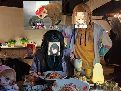 这是一张经过P图改编的趣味合成图，场景设定在餐厅内：两位cos手游《少女前线：云图计划》角色的爱好者，一位坐着用餐，另一位叉腰站在身旁，两人的脸部都被替换成了对应游戏角色的头像，站着的角色头像配文「干什么！」，仿佛在制止对方继续进食；同时画面上方叠加了一张网络流行的猫猫表情包，配文「不会胖的，继续吃」，形成了「劝吃」与「制止」的搞笑反差，精准还原了不少人吃饭时纠结要不要继续吃的内心戏，既贴合ACG文化，又充满日常共鸣感。