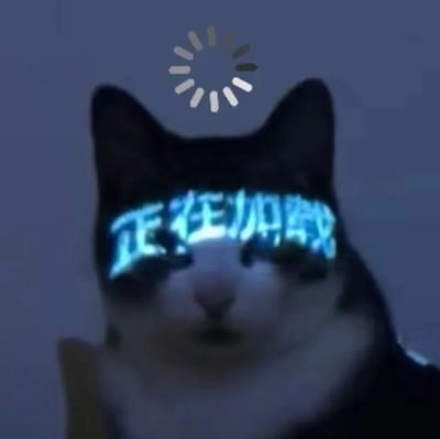 图片主体为一只猫的特写，背景为单一深色。猫的双眼位置覆盖着蓝色发光效果的“正在加载”文字，头顶上方有一个圆形的加载进度指示器（由多个长短不一的白色线条组成的环形）。整体画面通过将科技产品中的“加载中”元素与猫咪形象结合，营造出一种幽默的视觉效果，常被用来在网络交流中表达等待、处理中或暂时无法回应的状态。