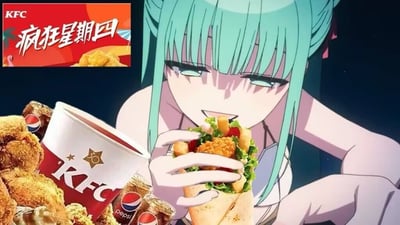 图片融合了肯德基“疯狂星期四”促销广告与一位二次元少女角色。画面左上有带有“疯狂星期四”字样的KFC红色广告牌，周围摆放着炸鸡、饮料等KFC餐品；右侧是带绿色长发的动画少女正露出略显调皮的笑容，一边凝视前方，一边手拿KFC汉堡和炸鸡，刻意营造出少女对美食极度渴望的情绪。整体氛围既有动画的轻松萌感，又带有网络搞笑混剪的风格。此图没有明显的谐音梗或双关，但通过动漫角色配合KFC元素形成强烈反差萌，制造幽默感。