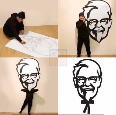 图片由四张场景图拼接而成，记录了一位创作者还原肯德基上校经典头像的趣味过程：左上画面中，黑衣男子正跪在地板上，用铅笔在大幅白纸上勾勒头像轮廓；右上画面中，他已完成黑色粗线条绘制的巨型上校头像，正站在作品旁比出打电话手势微笑合影；左下画面里，男子侧身紧贴墙面，身体恰好构成头像下方的领结部分，形成「人画合一」的创意构图；右下则是单独呈现的完整上校头像黑白插画。整套图片生动展现了从草图到创意成品的转变，充满艺术创作的惊喜感。