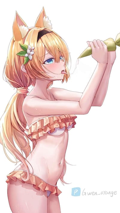 这是一幅二次元风格的原创插画，画面主体是一位拥有浅金色长发与兽耳的少女，她身着带有荷叶边装饰的泳装，肌肤上带着明显的水渍，双手握住一个装水的植物容器，正伸出舌头去承接容器滴落的水珠，整体风格软萌清新，同时带有一丝恰到好处的性感氛围，没有双关、谐音梗或暗示类内容。