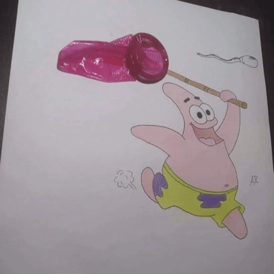 这是一幅手绘作品，描绘了《海绵宝宝》中的角色派大星。派大星穿着标志性的黄色短裤，面带笑容，兴奋地举起一个网子，网中似乎捕捉到了一只巨大的粉色水母。背景中还有一个类似精子形状的简笔画和一朵小云的图案。右下角有"AR"的签名。