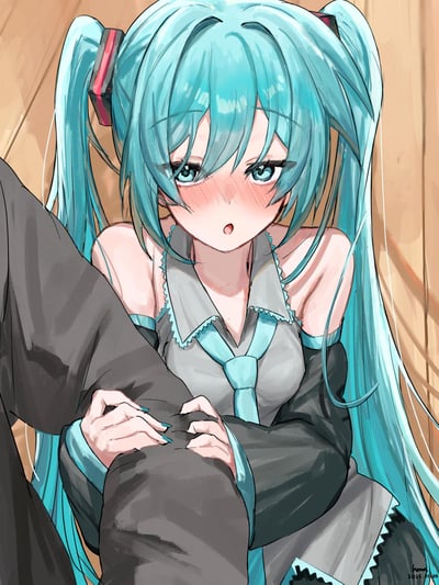 图中是VOCALOID的标志性角色初音未来，她有着标志性的蓝绿色双马尾，身着经典的灰蓝配色露肩服饰，脸颊布满红晕，眼神带着羞涩感，嘴巴微张，双手紧紧挽住画面左侧人物的手臂，姿态亲昵又害羞。背景是暖色调的模糊场景，整体画风细腻柔和，将少女的羞涩神态刻画得十分生动，无特殊双关、谐音梗或暗示内容，呈现出亲昵的互动氛围。