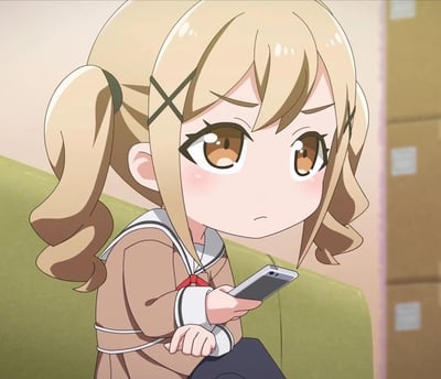 这是《BanG Dream!》衍生Q版动画中的画面，Q版化的市谷有咲扎着浅金色双马尾，头上戴着X型发夹，身着带有水手领的棕色校服，坐在绿色沙发上，双手拿着手机，眉头微皱，眼神带着困惑与担忧，似乎在查看手机上的内容，整体表情显得发愁。图中没有双关、谐音梗或暗示内容。