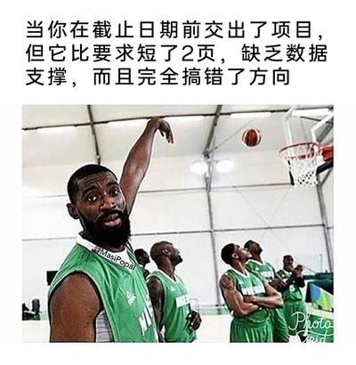 这是一张引发职场人共鸣的搞笑梗图，上方配文精准描述了职场中赶在截止日期前交出完全不合格项目的窘境：项目篇幅不达标、缺乏核心数据、方向完全错误。下方的实拍篮球场景中，前景的球员眼神错愕心虚地看向镜头，仿佛是交差后等待反馈的当事人，而其他球员都抬头看向偏离篮筐的篮球，对应着项目完全偏离要求、质量不合格的状态，用生动的画面把职场赶工交差后的忐忑和项目的糟糕程度具象化，充满笑点和代入感。