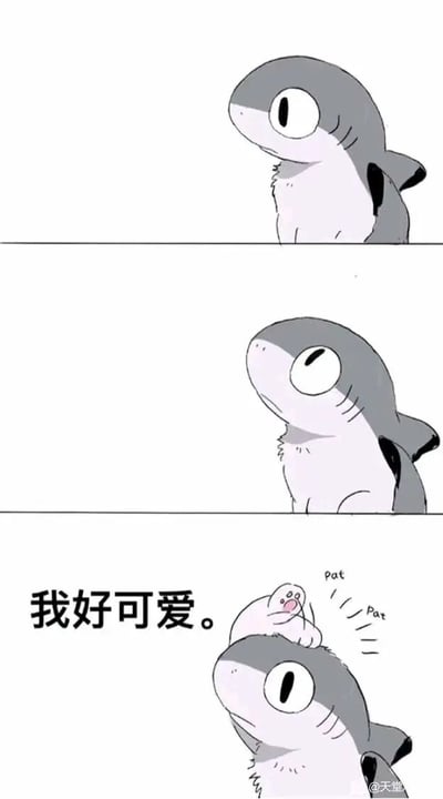 这是一幅由三格画面组成的竖屏连环卡通短漫，整体画风简洁清新，充满治愈感。第一格中，一只结合了鲨鱼外形与猫咪毛发特征的“鲨猫”侧头看向画面左侧，表情平静；第二格中，鲨猫微微抬头，眼神向上，似乎带着些许期待；第三格中，一只圆滚滚的白色小猫咪突然出现在鲨猫的头顶，吐着舌头露出开心的表情，并用爪子轻拍鲨猫的头部，旁边标注了“pat pat”的拟声词，同时画面左侧配文“我好可爱”，结合小猫咪的动作神态，显然是它在自信地夸赞自己，软萌的反差感让整个画面充满童趣，传递出轻松愉悦的可爱情绪。