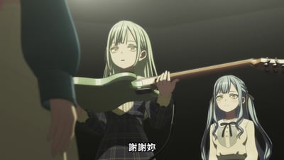 动画《MyGO!》中的一个场景，画面中一位浅绿色长发的少女正手持一把绿色吉他，眼神温和地望向左侧，身旁站着一位浅蓝色长发、扎着双马尾的少女，面带微笑且表情腼腆。画面底部有中文字幕“謝謝妳”，整体光线偏暗，突出人物间的温馨互动。