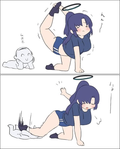 这是一幅两格漫画，描绘了一位有天使光环的紫发少女进行拉伸运动的场景。上格中，少女穿着蓝色运动服，单膝跪地，另一条腿向上抬起做拉伸动作，表情显得有些吃力，旁边有一个白色小人形生物在微笑观看，旁边配有「ふふふ」的笑声文字。下格中，少女似乎失去了平衡，一脚踢中了白色小人形生物，使其被压扁在地上，少女脸上露出惊讶和慌张的表情。整个画面风格可爱，带有幽默搞笑的元素。