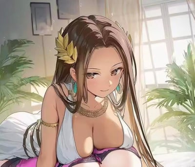 这是一张AI生成的二次元风格插画，画面主体是一位拥有健康小麦色肌肤的长发美少女：她头戴金色叶形发饰，搭配绿松石耳饰、多层金项链与臂环，身着低领白色古风服饰，以柔和的俯身姿态呈现，脸上带着温柔的微笑。背景是有着明亮采光的室内空间，两侧点缀着绿色植物，整体画风精致细腻，氛围温暖慵懒，没有双关、谐音梗或暗示内容。