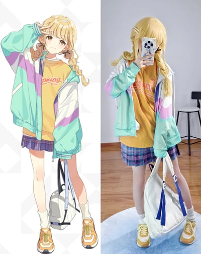左侧为动漫风格插画，描绘一位金发双马尾少女，穿着黄色印有"Spring"字样的T恤，外搭蓝绿紫白拼色夹克，右手比耶，左手提着白色背包，背景为几何图案。右侧为真人cosplay照片，还原度极高，同样金发双马尾造型，穿着相同款式的服装，右手持手机自拍，左手提着同款白色背包，背景为简约室内环境。