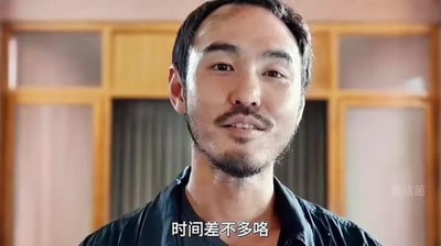 电影《周处除三害》中主角陈桂林的经典场景截图，他身着黑色外套，背景为木质隔断，面部表情平静却暗藏张力，下方配有其标志性台词‘时间差不多咯’。这句台词出现在与邪教信徒对峙的紧张场景中，因看似平淡却暗含杀意的反差感成为网络热梗，常用于表达决心或幽默化解紧张时刻。