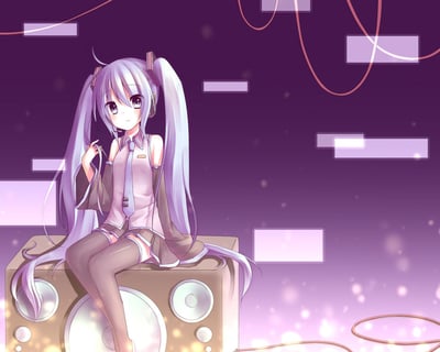 这是一幅风格化的二次元同人插画，画面主体是VOCALOID角色初音未来，以淡紫灰调的配色呈现标志性双马尾造型，佩戴着耳机，安静地坐在大型音箱上，手中捏着耳机线，眼神流露淡淡的落寞与沉静。背景为渐变深紫色，点缀着发光矩形光块与缠绕的音频线，整体营造出沉浸在音乐中的静谧氛围，图中无谐音梗、双关或暗示类内容。