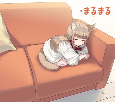 图中描绘了一位有着狐狸耳朵和尾巴的动漫风格少女，她正蜷缩在橙色的沙发上休息。少女有着浅棕色的长发，穿着一件宽大的白色上衣，眼睛紧闭，表情显得十分困倦放松。右上角有红色的日语文字“きるきる”，意为“闪闪发光”或“精神抖擞”，与少女慵懒的状态形成微妙对比。画面整体采用柔和的色调，营造出温馨舒适的氛围。
