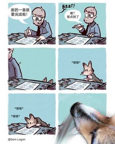 这是一组六格连环搞笑漫画，讲述了一位漫画家的创作意外被狗狗破坏的故事。第一格中，戴眼镜的卡通漫画家正开心地绘制漫画，称“新的一章就要完成啦！”；第二格中，他听到提示音后发现到了饭点，惊讶地放下笔；第三格中，漫画家起身离开，桌下露出狗狗的耳朵；第四格中，卡通狗狗跳上桌子，嗅闻桌上的漫画原稿；第五格中，狗狗继续在桌上嗅闻漫画；第六格中，一只真实的狗狗爪子踩在了漫画原稿上，将漫画家即将完成的创作彻底破坏。漫画通过卡通与真实画面的结合，以幽默的方式展现了宠物干扰创作者工作的日常趣事，充满生活感与笑点。