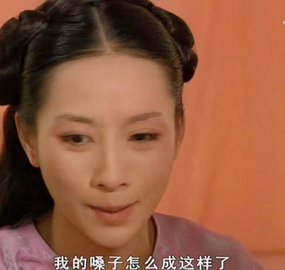 这是一张来自《后宫·甄嬛传》的表情包图片，主体是角色安陵容的半身特写，安陵容梳着清代宫廷发型，身着粉色服饰，眉眼低垂，神态小心翼翼鬼鬼祟祟，图片下方配有字幕文字“我的嗓子怎么成这样了”；该图的神态精准贴合2024年走红的网络热词“偷感”的定义，已经成为和安陵容深度绑定的偷感表情包，可用来形容人没真正做错事却依然小心翼翼、怕被注意到的局促状态。