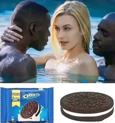图片上半部分展示三位人物在水中的场景：一位金发女性位于中间，左右各有一位黑人男性，左侧男性手臂搭在女性肩上，三人身体部分浸在水中，画面呈现亲密互动感。下半部分左侧是蓝色包装的奥利奥饼干，包装上有“LOVIES PACK 3+1 FREE”字样和饼干图案，右侧是一块完整的奥利奥饼干，黑色饼干夹着白色奶油。该梗图通过视觉联想，将水中人物的排列（左右深色人物夹着中间浅色人物）与奥利奥饼干的结构（黑色饼干夹白色奶油）进行搞笑对比，制造幽默效果。