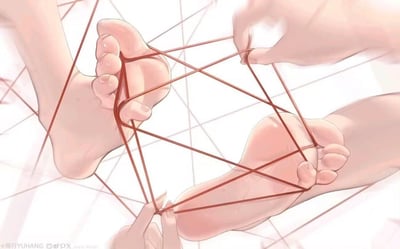 这是一幅由画师雨行YUHANG创作的原创精致插画，画面中打破常规，以两只水润有光泽的足部搭配两只手，共同用红色细绳进行翻花绳游戏，红绳在脚趾与手指之间交织出规整的几何网状结构，背景是简约的浅色几何线条，将传统的童年游戏以新奇的创意方式呈现，画面细腻柔和，充满独特的艺术感。
