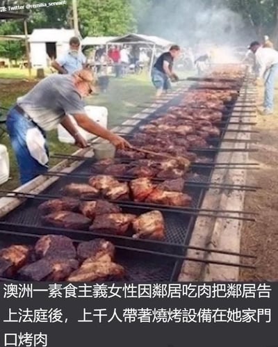 画面展示了一场规模浩大的户外集体烤肉场景：数名男子正在操作一排长长的烤架，烤架上摆满了大块的肉品，烤制的烟雾升腾而起，背景中还能看到其他参与的人和帐篷，现场氛围热闹。下方的文字说明讲述了事件的来龙去脉：一位澳大利亚的素食主义女性因邻居吃肉将其告上法庭，此举引发了大量民众的不满，于是上千人带着烧烤设备来到这位女性家门前集体烤肉，用这种充满讽刺意味的方式表达对该素食者极端行为的反对，整个事件充满了戏谑感，没有双关、谐音梗等内容。