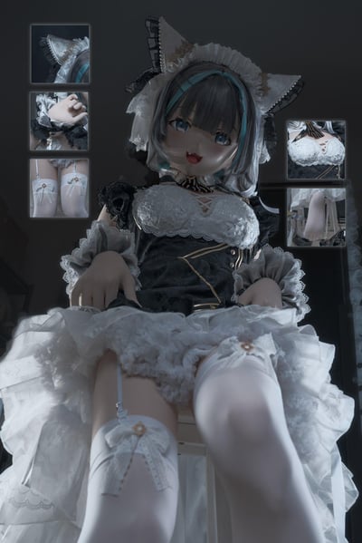 这是一组展示手游《碧蓝航线》角色柴郡女仆装造型的kigurumi（日式二次元头壳cos）摄影作品，主图以低视角呈现角色蹲坐的姿态，搭配五张带边框的细节图，分别展示头饰的蕾丝花纹、腕饰的精致设计、吊袜带的装饰、胸部蕾丝衣装的细节以及腿部的绑带设计，整体服装华丽精致，完美还原了柴郡的猫系女仆甜美俏皮的气质，图中无任何双关、谐音梗或暗示内容。