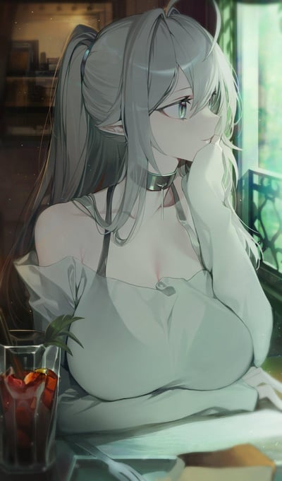 一幅动漫风格的插画，描绘了一位银发精灵少女坐在窗边的场景。少女有着长长的灰色头发，扎成一个马尾辫，耳朵尖尖，是典型的精灵特征。她穿着一件浅色的露肩上衣，脖子上戴着一个金属项圈。少女单手托腮，眼神望向窗外，表情平静中带着一丝沉思。她面前的桌子上放着一杯红色的饮料，里面有冰块和一片绿色的装饰叶子。背景中可以看到窗外的绿色植物和室内温暖的灯光，整体氛围宁静而唯美。