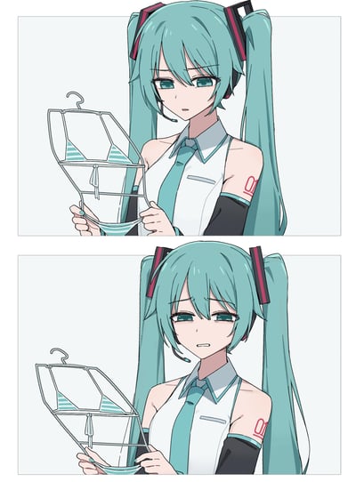 这是上下两格的原创二创漫画，第一格中虚拟歌手初音未来手持挂着一套和自己发色同款的迷你比基尼的衣架，脸上露出疑惑、不解的神情；第二格中她的表情变得更加无奈、纠结，通过表情的变化，表现出对这套超迷你泳衣的困惑，仿佛在思考这么小的泳衣要如何穿着。图中没有双关、谐音梗或暗示内容。