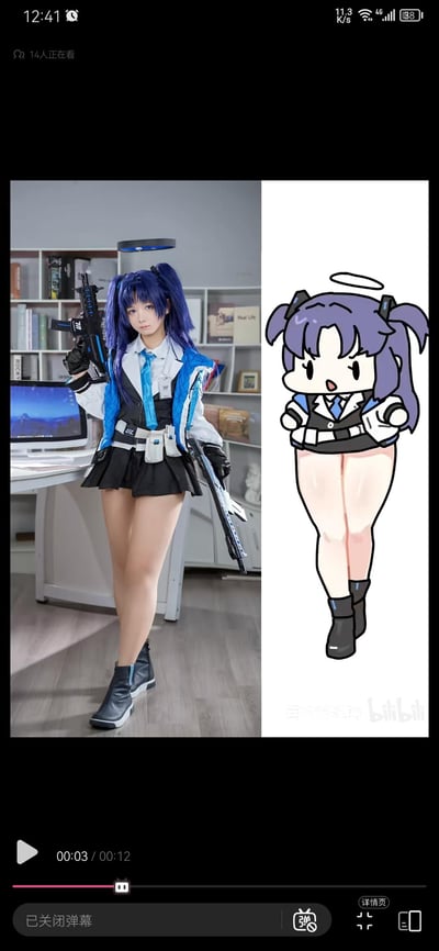 图片为左右对比图，左侧是一位真人coser，蓝色双马尾发型，身着蓝白相间的制服、黑色短裙，手持枪械，站在有书架和电脑的室内场景中；右侧是卡通风格的动画角色，紫色双马尾，头戴天使光环，穿着相似风格的服装，背景为纯白色。整体为视频截图，底部显示播放进度00:03/00:12，顶部有“714人正在看”的观看人数提示。