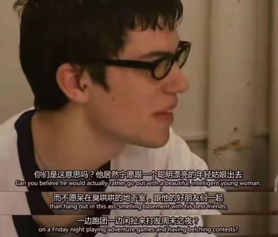 这是美剧《废柴联盟》的截图，画面中戴黑框眼镜的角色Abed侧头，一脸不敢置信地吐槽自己的朋友：在周五晚上，朋友居然宁愿和聪明漂亮的年轻姑娘出门约会，也不愿意留在臭烘烘的地下室里，和好朋友一起跑团、闲扯来打发周末夜晚。这段台词充满了宅圈朋友间的趣味吐槽感，精准表达了对朋友“重色轻友”的不满，也能引发宅系群体对于自己爱好被冷落的共鸣。