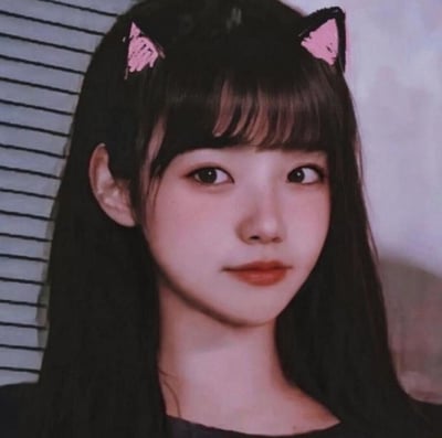 这是一张经过P图修改的真人女生照片，在女生的深色长发上方添加了手绘风格的黑粉配色猫耳装饰。女生留着齐刘海，眼神柔和平静地看向镜头，整体氛围软萌可爱，是很受欢迎的社交平台头像素材。