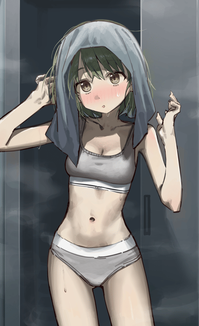 这是一幅动漫风格插画，画面里一位绿短发的少女穿着灰色运动内衣和内裤，刚洗完澡，把深蓝色毛巾搭在头上，正抬手整理毛巾。她脸颊泛红，眼角带着汗珠，露出惊讶又害羞的神情，背景是冒着水汽的浴室玻璃，整体氛围充满了青涩的少女感。
没有双关、谐音梗或暗示内容。