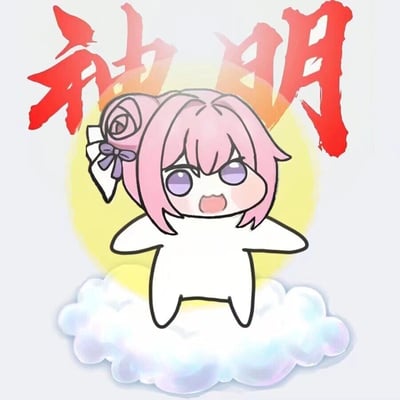 图中是韩国手游《胜利女神：妮姬》角色桃乐丝的二创表情包角色Doro。Doro有着粉色短发，头发上别着带紫色蝴蝶结的白色花朵装饰，瞪大的紫色眼睛和张开的嘴巴呈现出呆萌惊讶的表情，身穿白色身体，四肢短小，站立在白色云朵上。背景为淡黄色圆形光晕，上方有红色毛笔字“神明”。整体形象可爱，是Doro文化中的代表性表情包之一。
