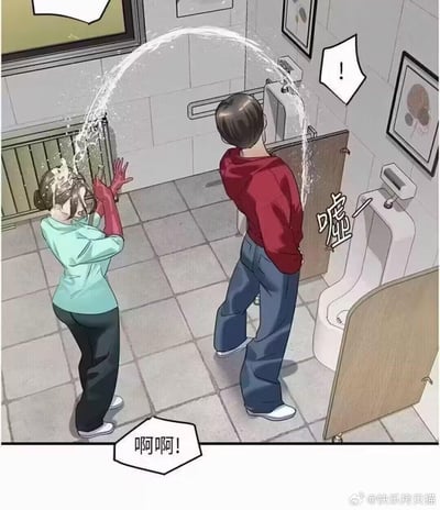这是一幅原创搞笑漫画，场景设定在男卫生间：一名穿红色连帽衫的男性站在小便池前方便，尿液呈弧形意外溅到了正在一旁的女保洁头上；女保洁戴着红色橡胶手套，被溅到后双手举起，发出崩溃的尖叫；男性则露出惊讶的反应（头顶的感叹号气泡体现）。整个画面充满了突发的尴尬社死感，通过意外事件制造出强烈的搞笑效果，没有双关或谐音梗，单纯利用尴尬场景博人一笑。