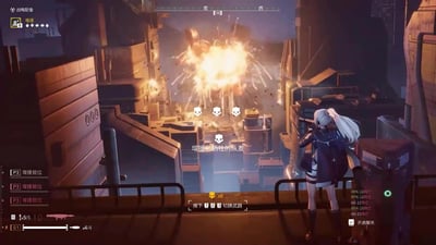 这是二次元战术射击游戏《少女前线2：追放》的实机战斗截图，画面中一名白发战术人形站在赛博风格都市的高空平台上，正操控重型武器对远处目标发动攻击，目标区域产生剧烈爆炸与火花，场面极具冲击力。界面左侧显示多次“增援就位”的提示，右下角则连续弹出RPK-16、AK-12、AK-15等队友的阵亡通知，左下角呈现武器弹药状态与技能标识，中间区域有切换武器的操作提示，整体氛围紧张激烈，展现了游戏硬核的战术战斗风格。