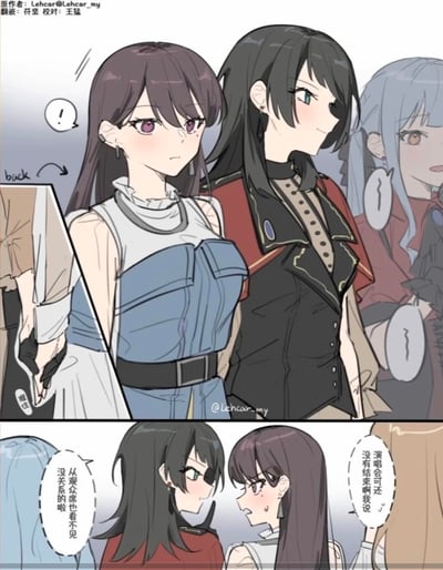这是一幅面向百合爱好者的原创二次元短漫，描绘了演唱会后台的场景：深色长发紫眼的偶像女生被身后黑发绿眼的偶像女生悄悄牵住了手，她露出惊讶的表情，旁边的蓝发偶像一脸疑惑。随后黑发女生转头安慰脸红的紫眼女生，说道“从观众席也看不见 没关系的啦”，另有其他角色调侃“演唱会可还没有结束啊我说”，整体呈现出甜蜜又带点小害羞的偶像间暧昧互动，无谐音梗或双关内容。