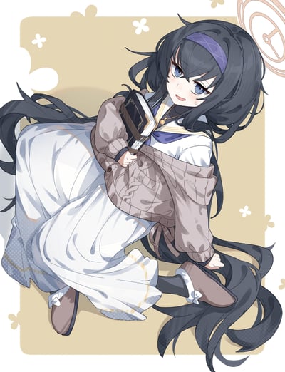 一张动漫风格的插画，描绘了一位黑发蓝眼的少女。她戴着紫色发带，穿着白色连衣裙和棕色外套，正躺在地上，怀里抱着一本黑色封面的书，面带微笑看着前方。背景是米黄色的，点缀着白色的小花图案，整体画面温馨治愈。